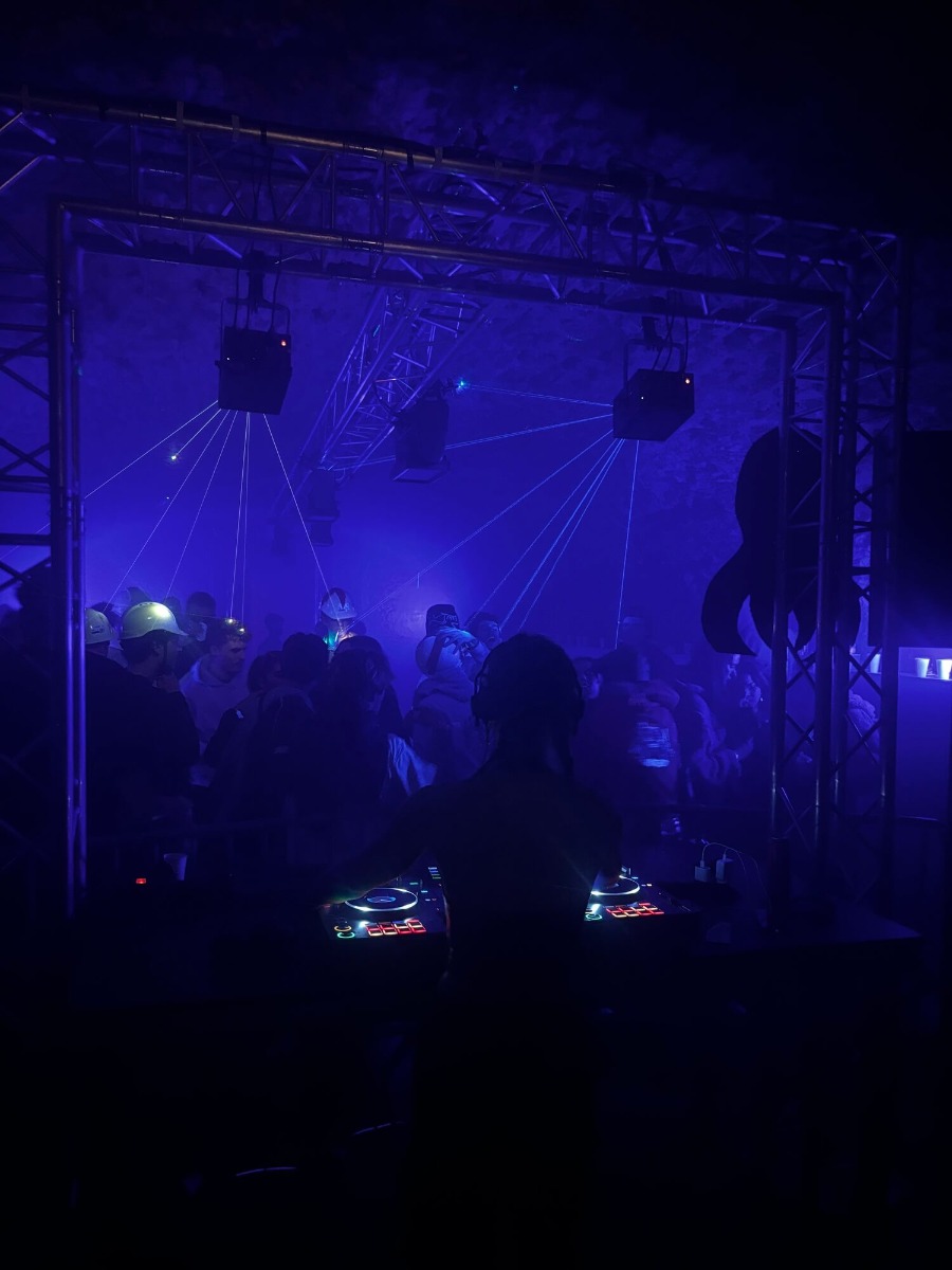 Scène DJ équipée par ABLE events avec enceintes APG, basses UM121 et effets lumineux QUASAR Starway pour une soirée étudiante Scène installée par nos techniciens pour un événement étudiant