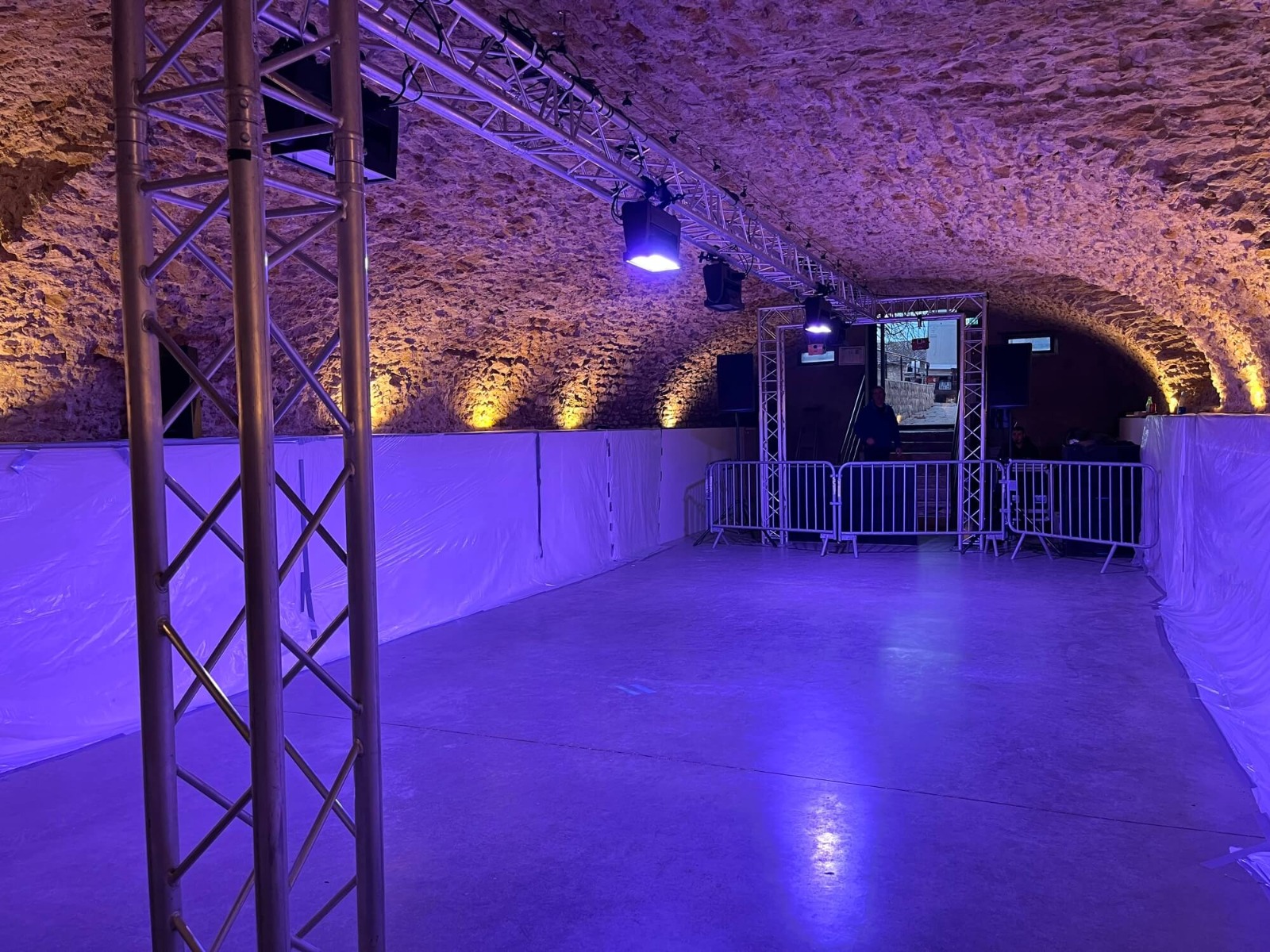 Installation technique en son et lumière par notre équipe ABLE events Scène installée par nos techniciens pour une soirée étudiante au Chateau de Janzé
