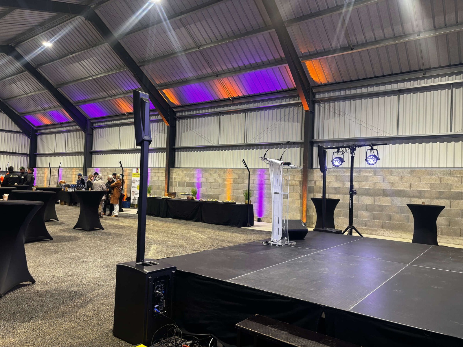 Pupitre de conférence avec micro Sennheiser et sonorisation QSC, assurant une prestation technique événementielle pour un événement d’entreprise à Lyon Scène installée par nos prestataires audiovisuels pour une inauguration d'entreprise