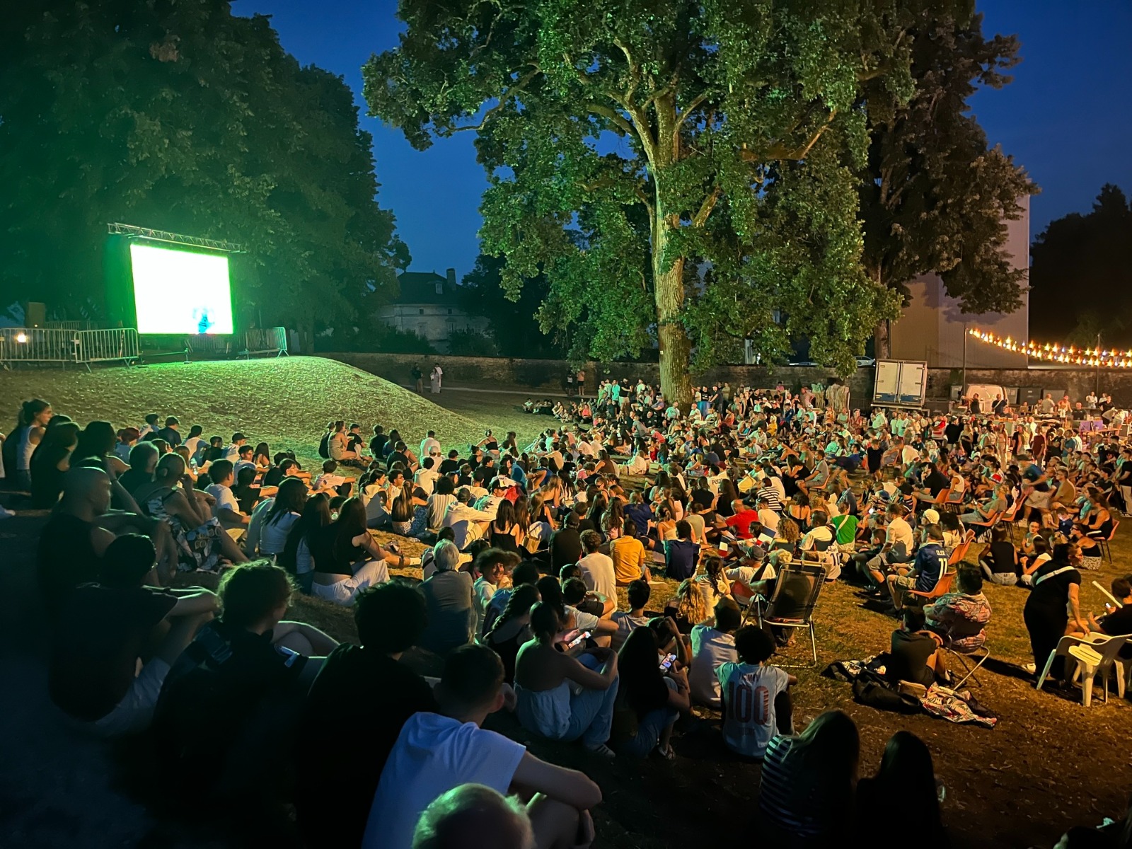 Vue d'ensemble de la diffusion de la demi-finale de Coupe du Monde sur écran LED géant ABLE events lors de la Fête Nationale 2026 à Morestel, devant plusieurs centaines de spectateurs au Clos Claret.