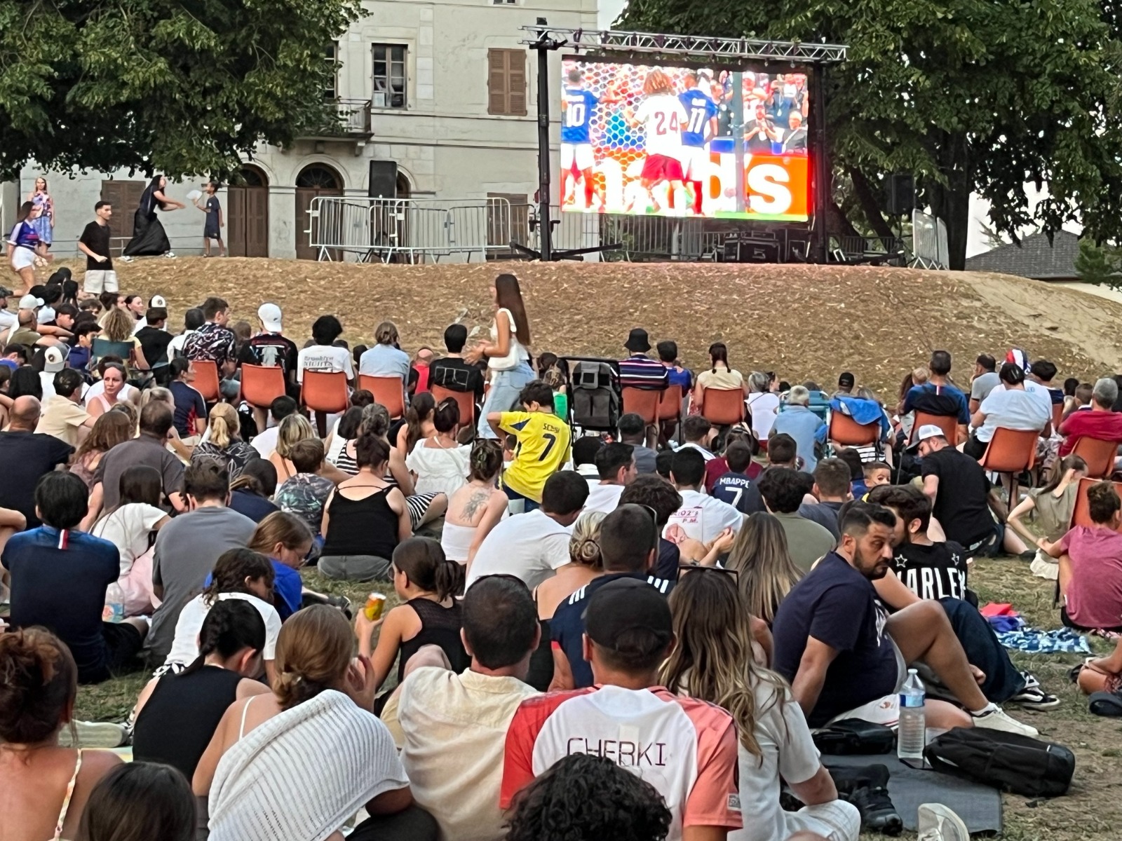 Écran LED Starmedia 4m x 2.5m installé par ABLE events pour la diffusion de la demi-finale de Coupe du Monde lors de la Fête Nationale 2026 à Morestel, devant un large public en plein air.