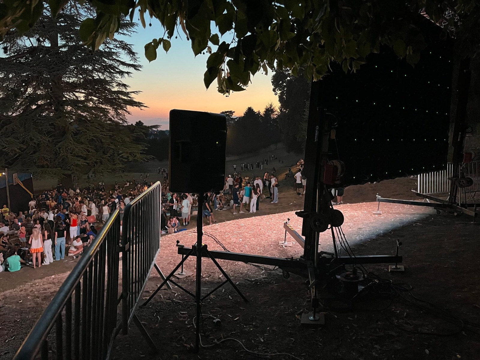 Vue depuis l'écran LED Starmedia installé par ABLE events pour la Fête Nationale 2026 à Morestel, avec le public et les animations du Clos Claret en arrière-plan.