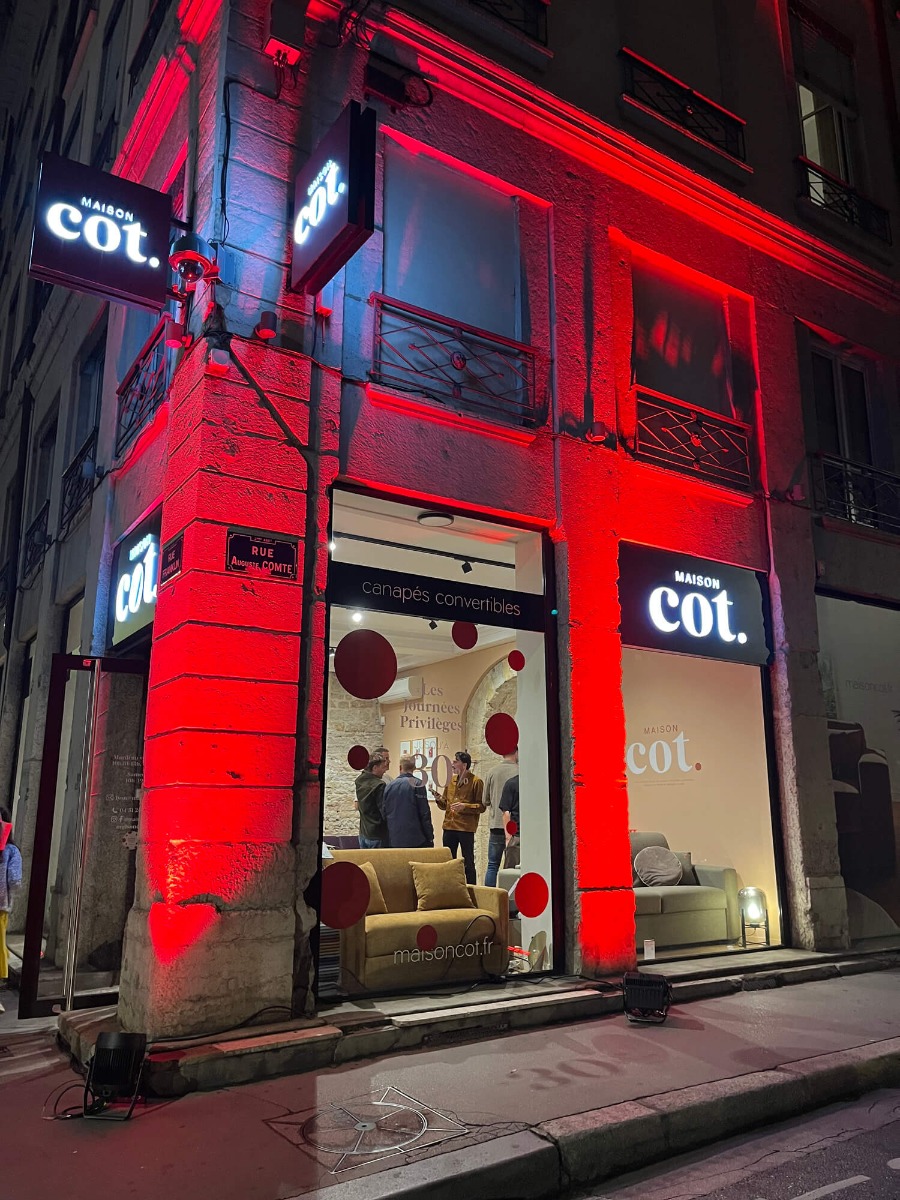 La boutique Maison Cot illuminée en rouge grâce à deux projecteurs LED