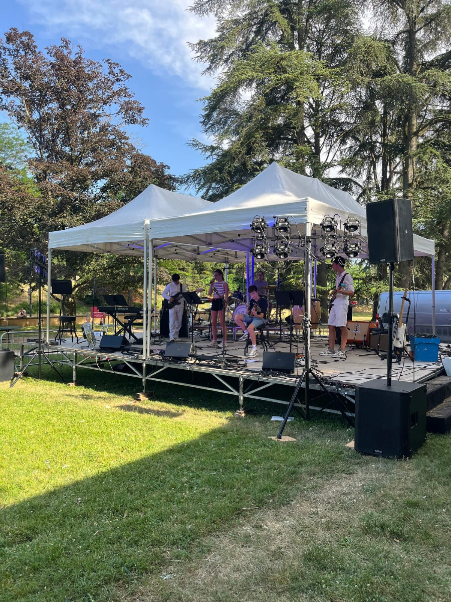 Concert au Parc des Monts d'Or à Albigny-sur-Saône avec un système de sonorisation QSC déployé par ABLE events.