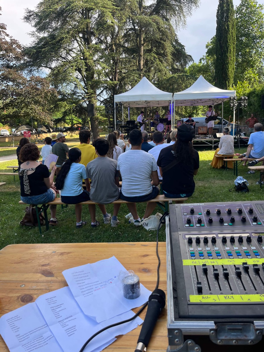 Contrôleur DMX Wolfmix W1 MK2 utilisé par ABLE events pour la gestion de l'éclairage d'un concert en plein air à Albigny-sur-Saône.