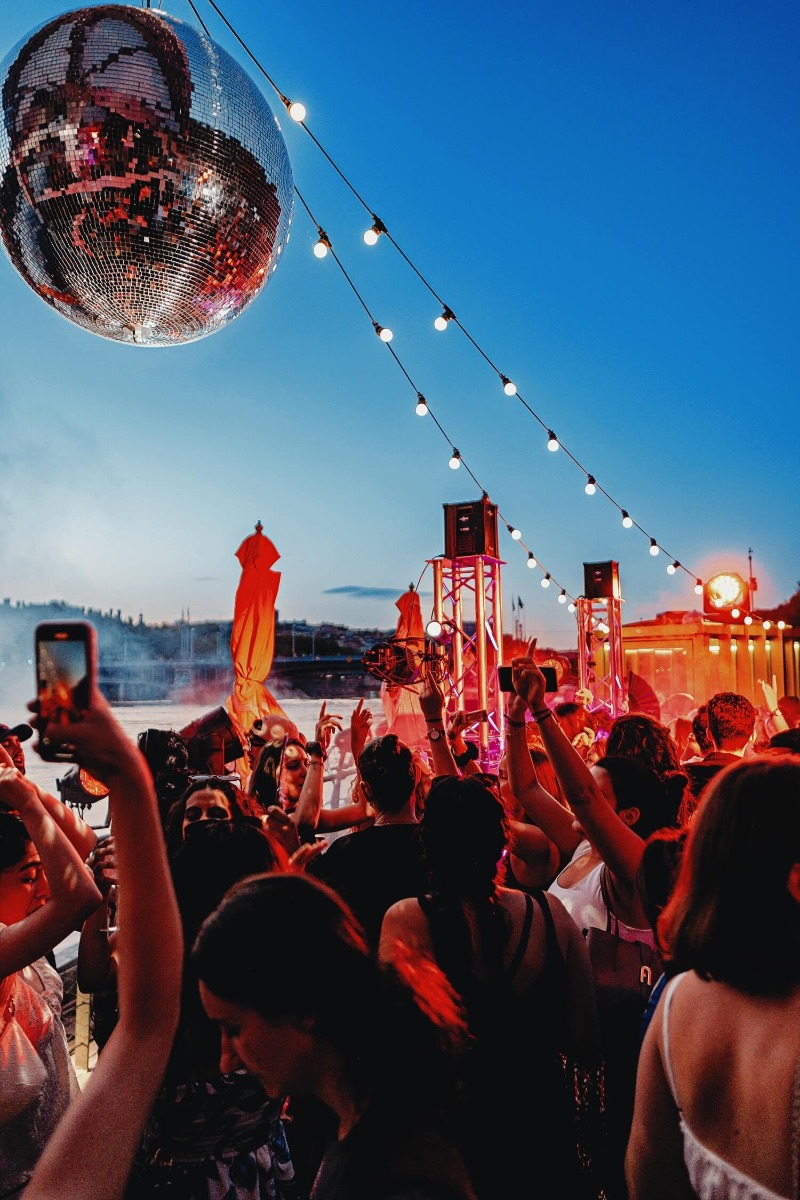 Enceintes du système APG installées sur des structures par ABLE events pour la sonorisation open air du Café Oz sur les berges du Rhône.