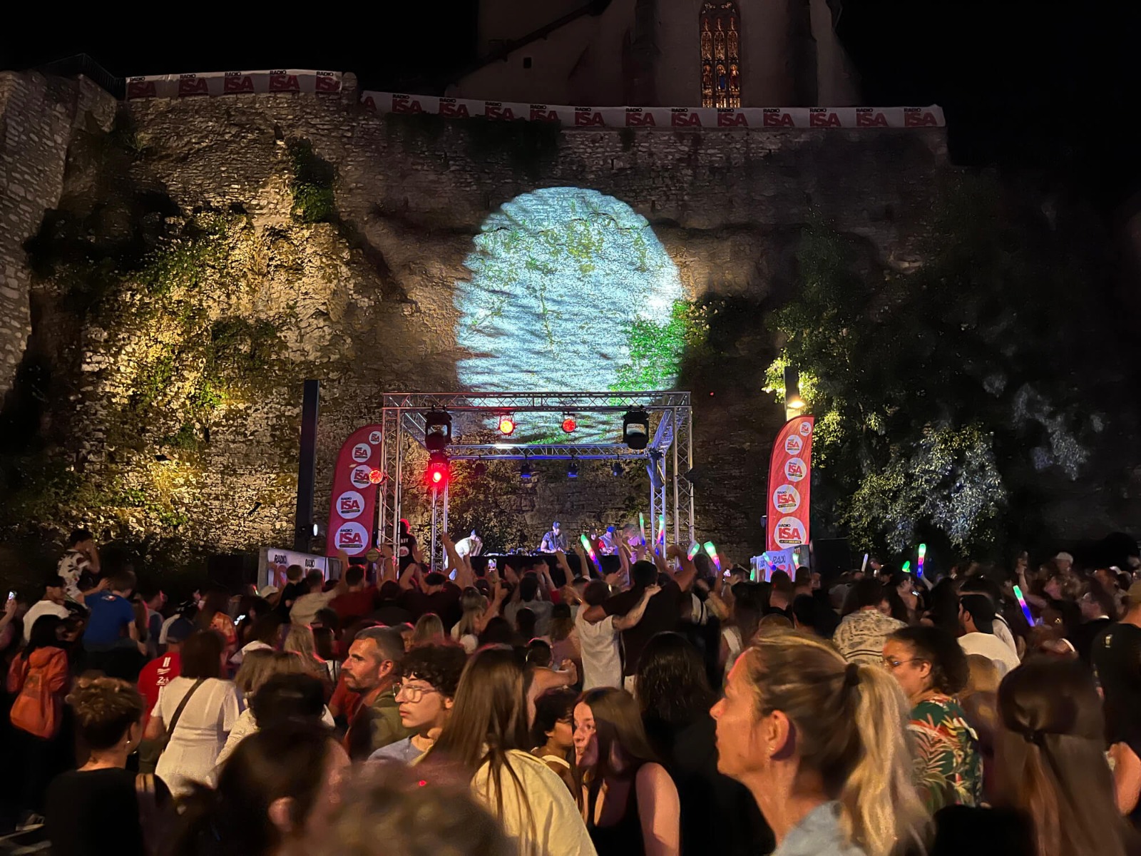 Prestation technique événementielle réalisée par ABLE events pour la Fête de la Musique 2026 à Morestel avec éclairage scénique, diffusion sonore et animation musicale devant plusieurs centaines de participants.
