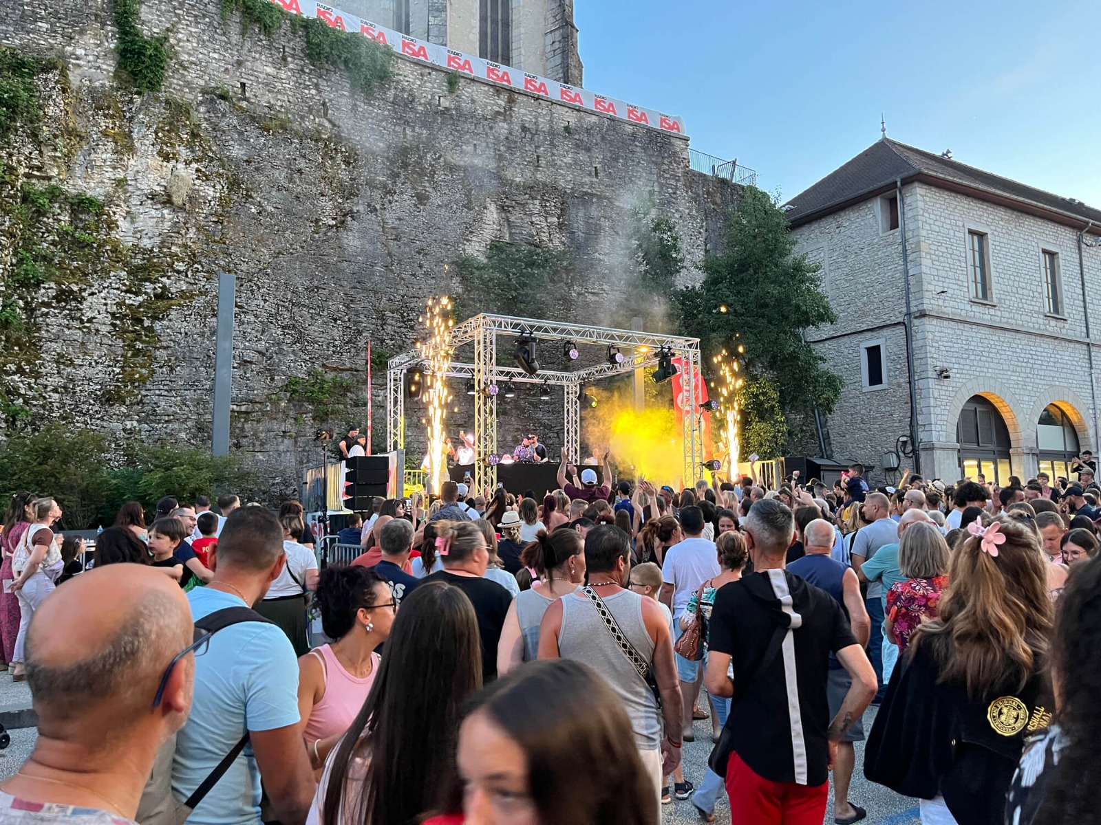 Prestation technique réalisée par ABLE events pour la Fête de la Musique à Morestel avec sonorisation événement grand public, structure scénique, éclairage et effets spéciaux déployés au cœur de cet événement organisé par la mairie.