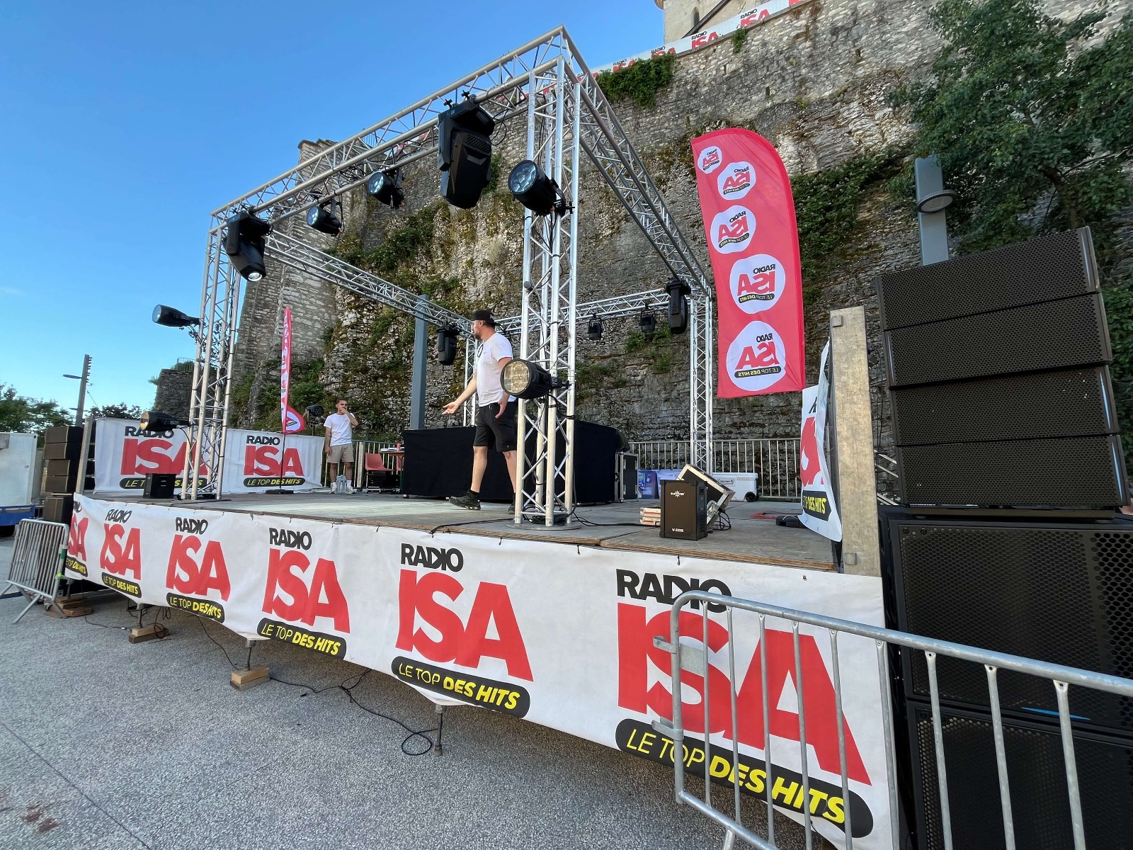 Système de sonorisation APG déployé par ABLE events pour la fête de la musique 2026 à Morestel : enceintes SMX15, caissons de basse UM121 et amplificateurs DA8.