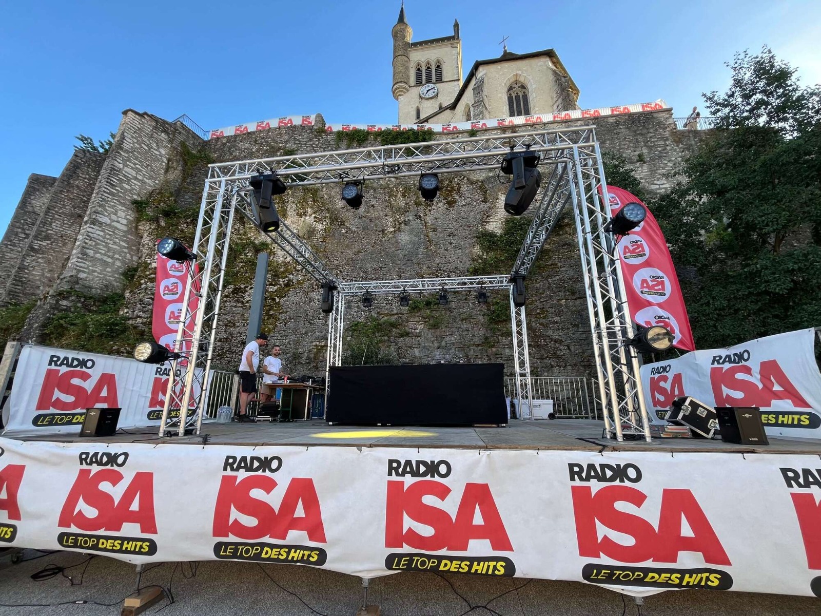 Vue d'ensemble de la structure scène grill événement 5m x 5m installée par ABLE events, prestataire technique fête de la musique à Morestel, avec éclairage scénique et régie DJ pour cet événement grand public.