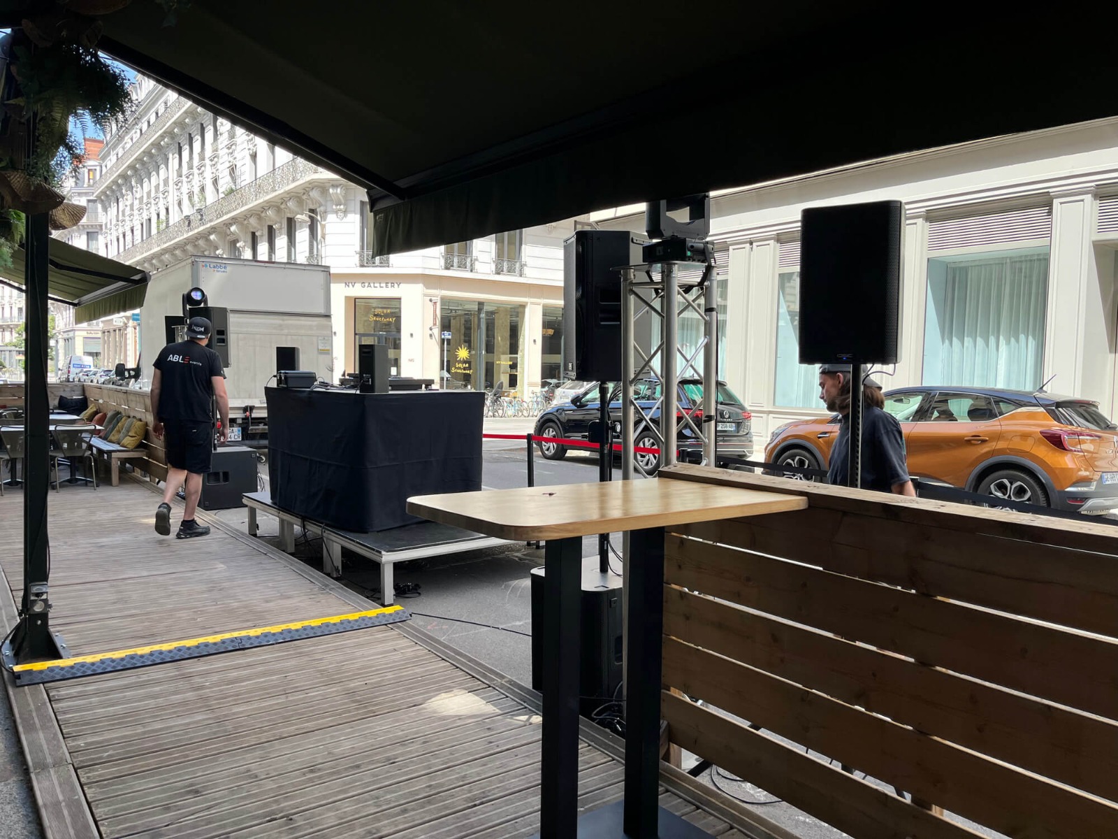 Installation son et lumière pour l'Open Air de la Fête de la Musique au restaurant Kaïa Lyon : scène DJ, système QSC K12.2 et KS118, structure aluminium et éclairage piloté par Wolfmix W1 MK2 installés par ABLE events.