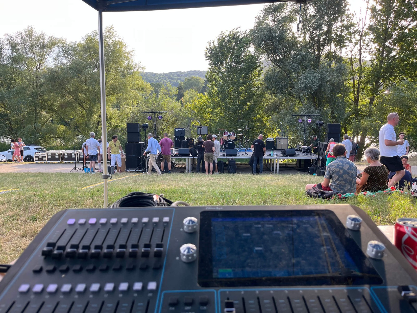 Régie son lumière pour un concert en extérieur assurée par ABLE events, avec console numérique et éclairage scénique IP Wash 300.
