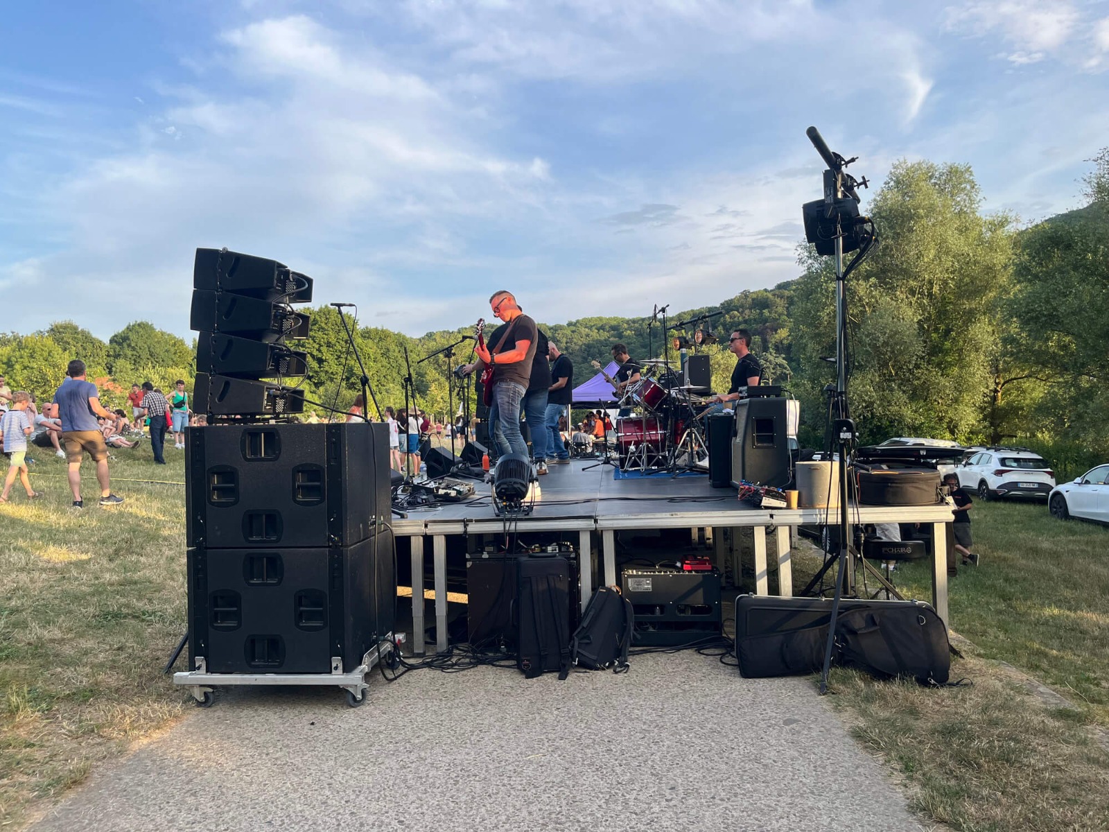 Scène installée par ABLE events pour la Fête de la Musique 2026 à Rochetaillée avec praticables.