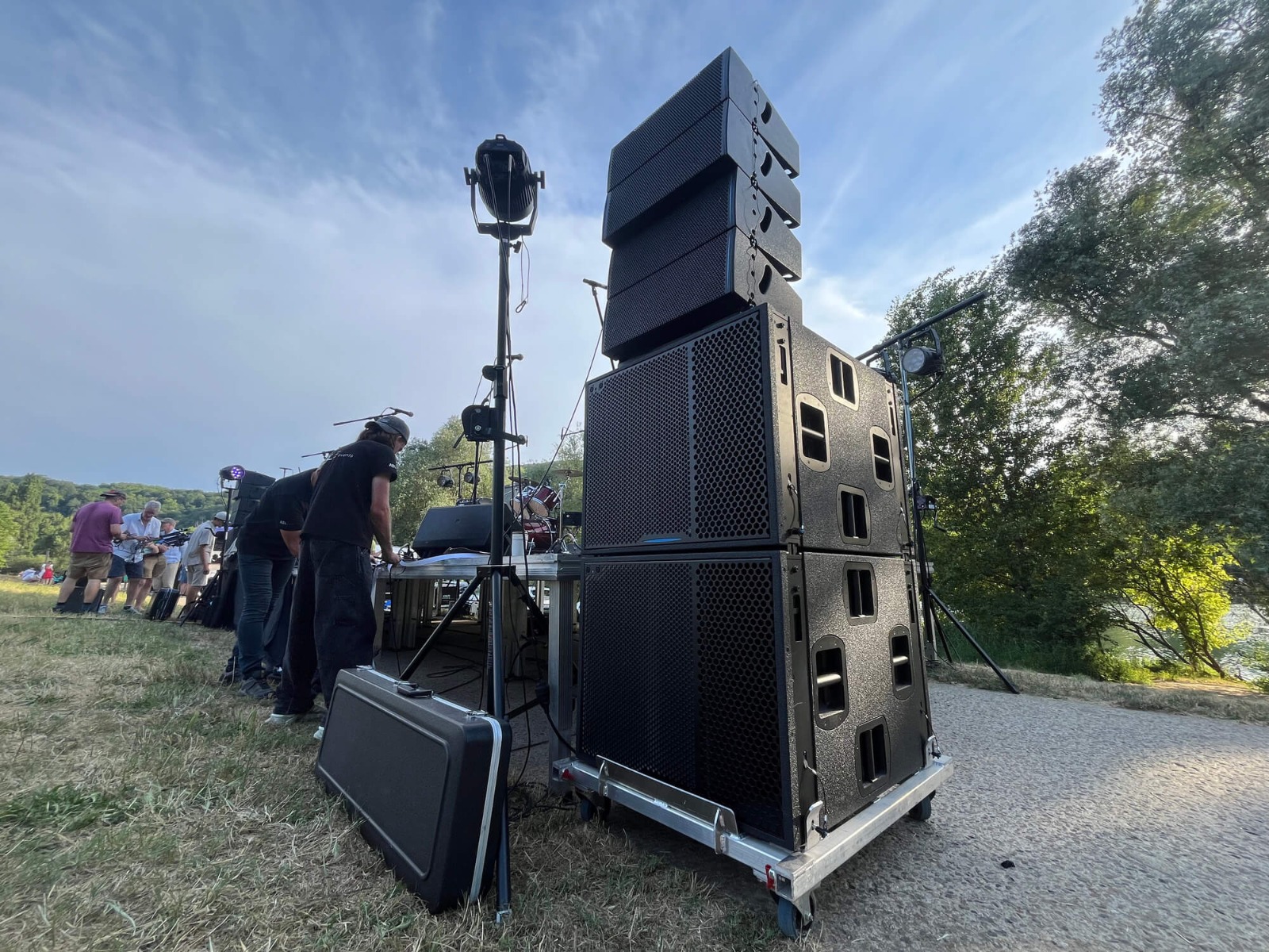 Système de sonorisation APG SMX15 et caissons UM121 déployés par ABLE events pour la Fête de la Musique 2026 à Rochetaillée.