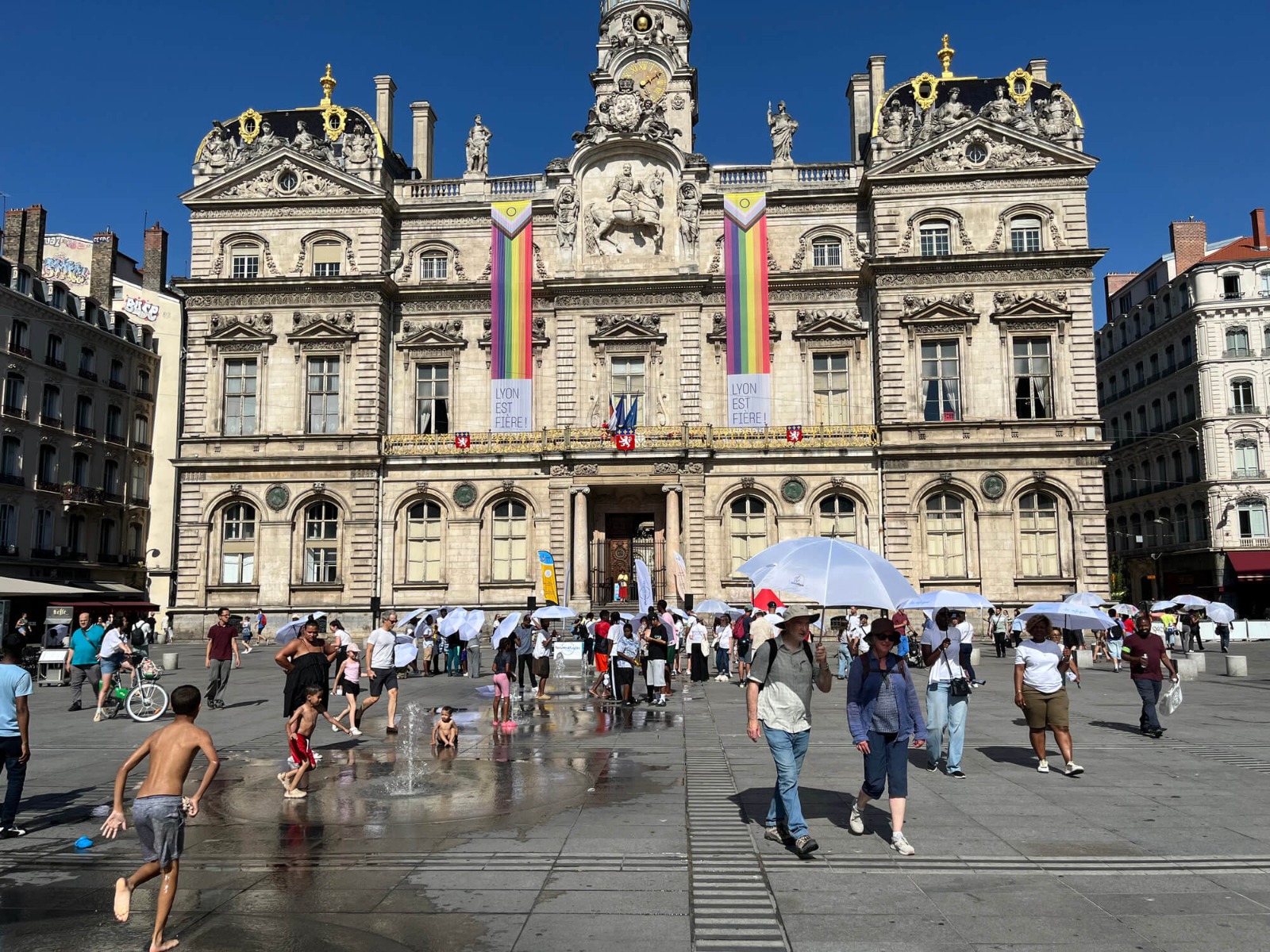 ue d'ensemble de la prestation audiovisuelle d'ABLE events à Lyon pour un événement associatif en extérieur, avec sonorisation extérieure et intégration sur une place publique.