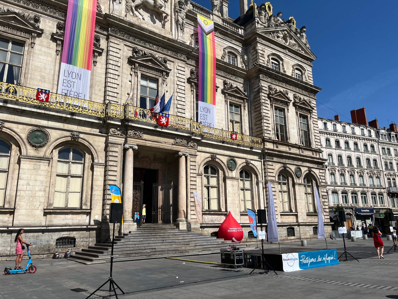 Découvrez l'installation technique par ABLE events sur la Place des Terreaux à Lyon : sonorisation de prise de parole et scène événementielle pour un événement associatif.