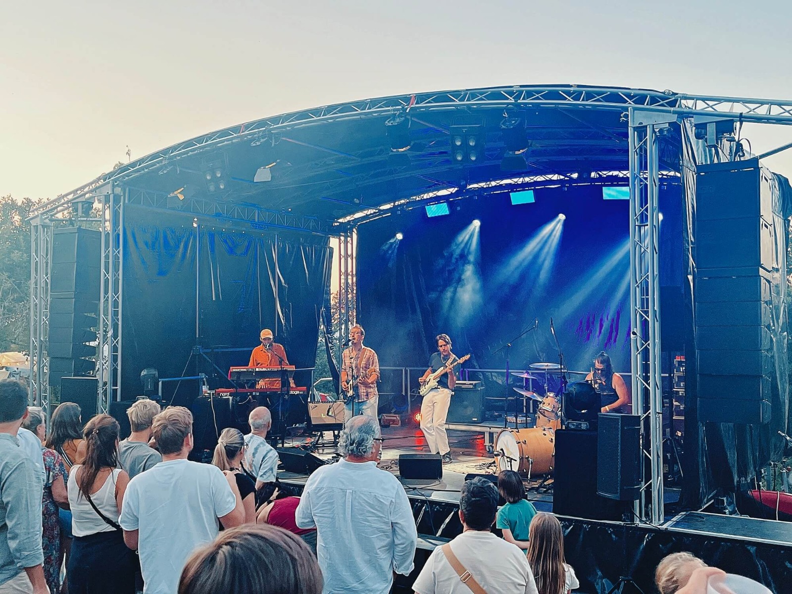 Location système APG pour une sonorisation festival en plein air Système APG Uniline UC206 et caissons de basse déployés par ABLE events pour la sonorisation festival musique live en plein air lors du Horse Field Festival 2026