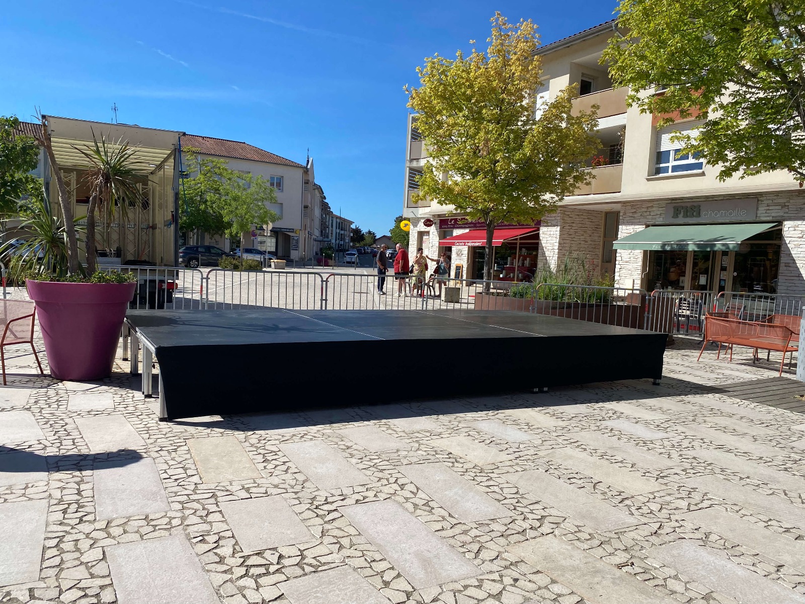 Installation d'une scène pour un concert à Lyon Montage d'une scène avec praticables 2Mx1M modulables à Lyon
