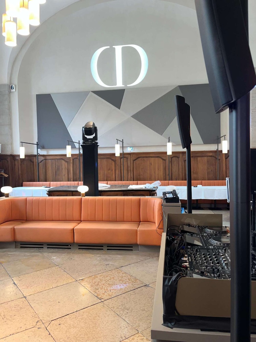 Installation audiovisuelle réalisée par ABLE events pour la soirée privée Dior au Grand Réfectoire à Lyon, avec système de sonorisation QSC, platines Pioneer CDJ3000 et projection gobo du logo Dior sur la voûte