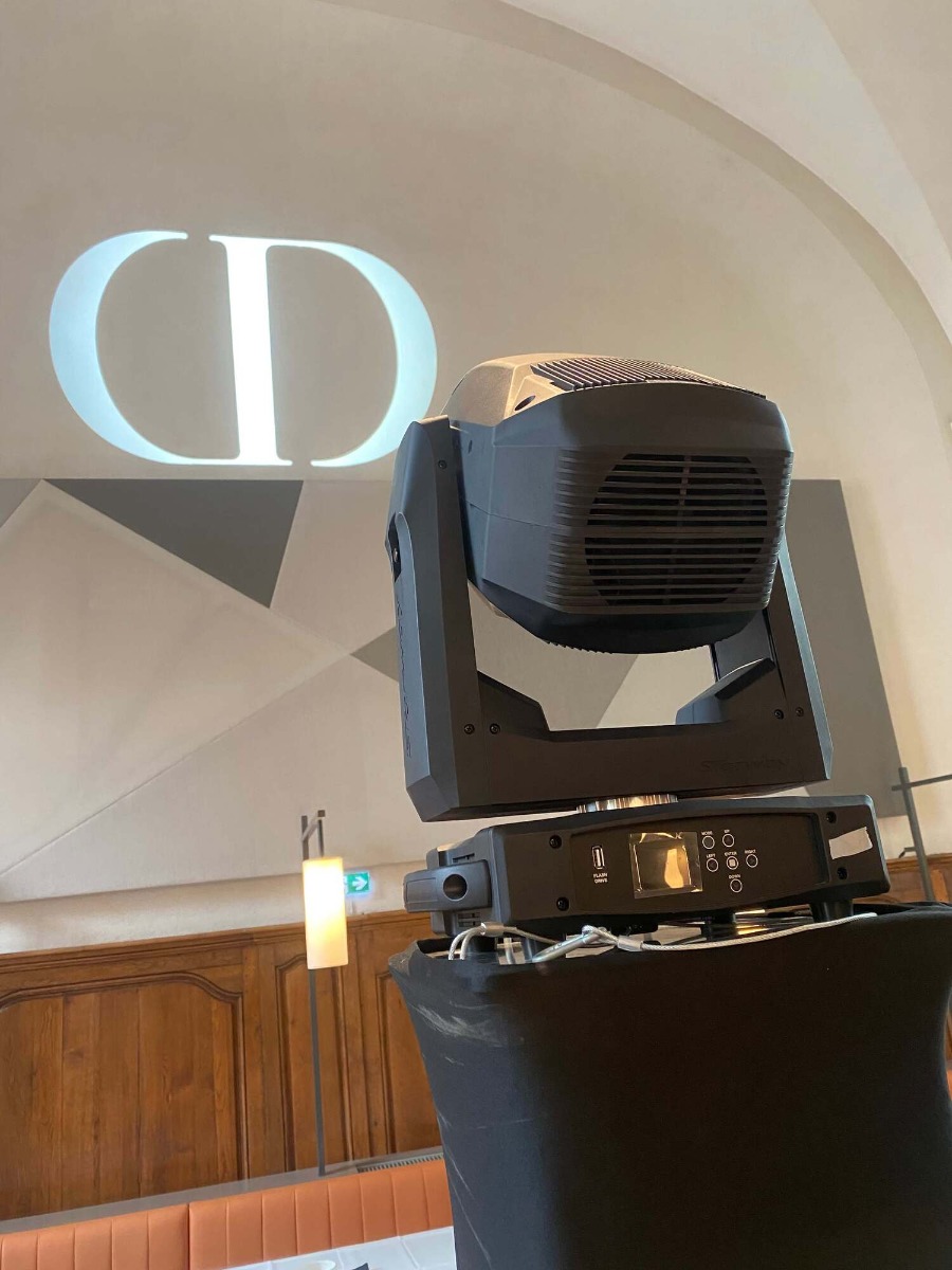 rojection du logo Dior par gobo sur lyre, installée par ABLE events au Grand Réfectoire du Grand Hôtel-Dieu à Lyon pour une soirée privée