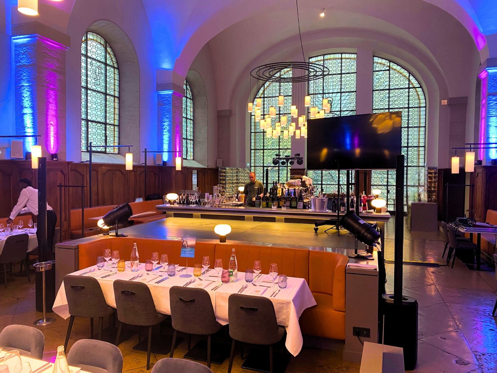 Vue d'ensemble de notre scénographie événementielle sur-mesure avec nos projecteurs Alcor Starway, nos systèmes BOSE L1 Pro 16 et notre écran Prestation technique d'une soirée privative au Grand Réfectoire Lyon 2 avec mise en lumière professionnelle Alcor Starway et scénographie sur-mesure réalisée par ABLE events