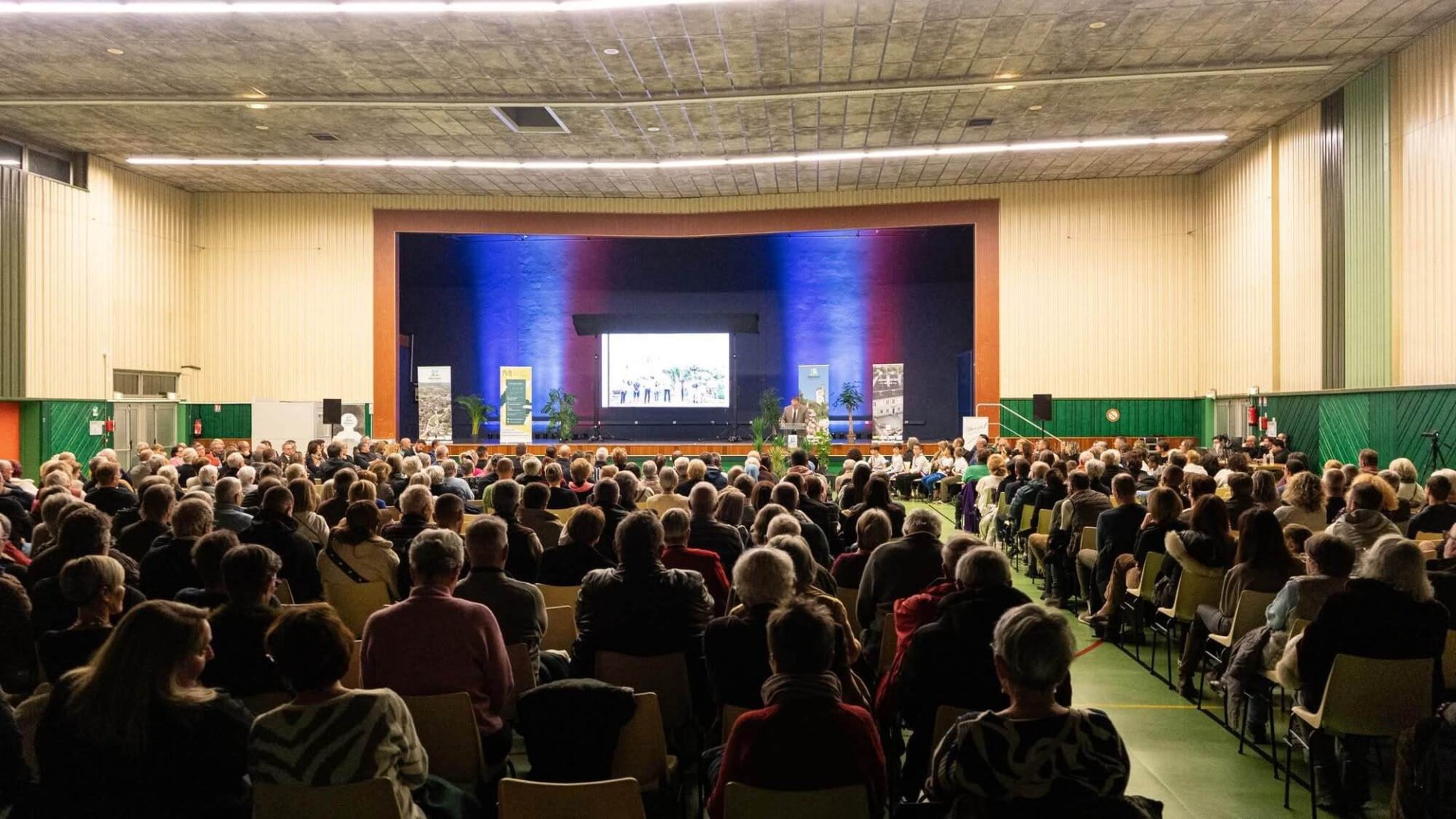 Vue d'ensemble de la salle pour les Vœux du Maire de Morestel avec installation audiovisuelle complète et écran LED Starmedia pour événement institutionnel