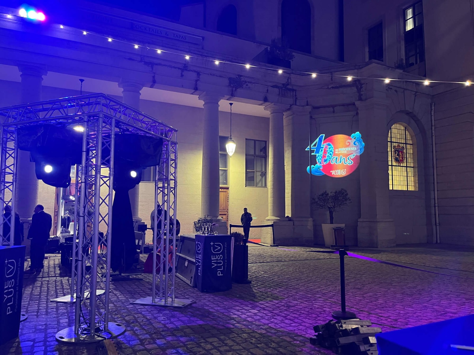 Création de gobo sur mesure et projection de logo des 40 ans d'une entreprise à Lyon au Grand Réfectoire Projection d'un gobo pour l'anniversaire d'une société sur le mur de la cour du Grand Réfectoire à Lyon