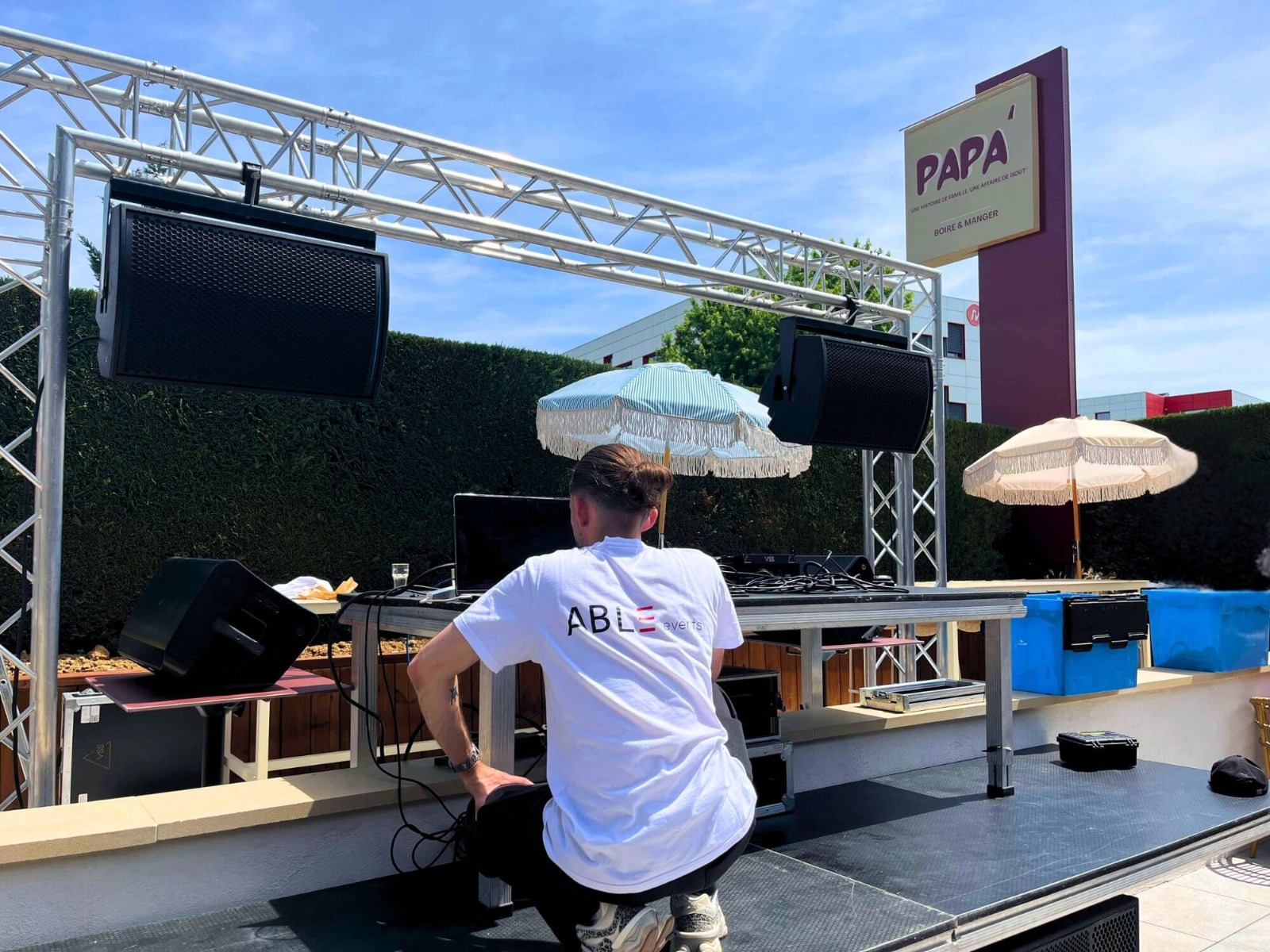 Vue d'ensemble de l'installation son et de la régie DJ déployées par ABLE events au Restaurant Papa à Dardilly Sonorisation réalisée par ABLE events pour OUZO Production au Restaurant Papa à Dardilly, avec système audio APG, régie DJ Pioneer et installation technique adaptée à une soirée festive
