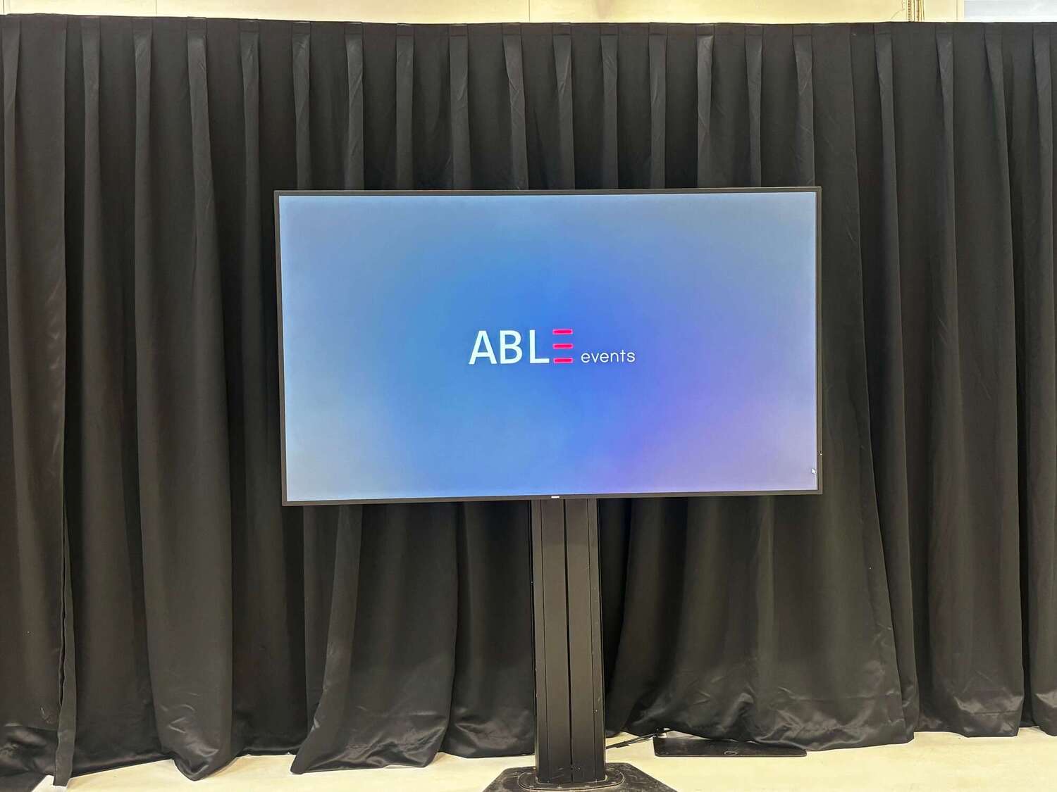 Vue d’un kit de cloisonnage avec rideaux de scène et écrans LED 86" installés lors des vœux d’entreprise à Vénissieux