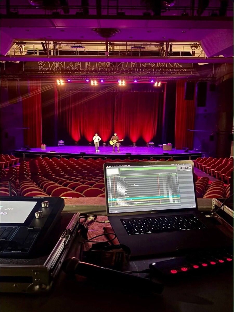 Éclairage scénique professionnel pour spectacle vivant à Lyon Installation de notre système d'éclairage scénique professionnel avec nos projecteurs PAR LED ADJ disponibles à la location sur Lyon