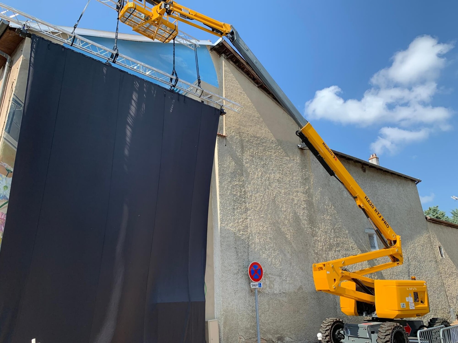 Installation lâcher de rideau pour inauguration à Genas