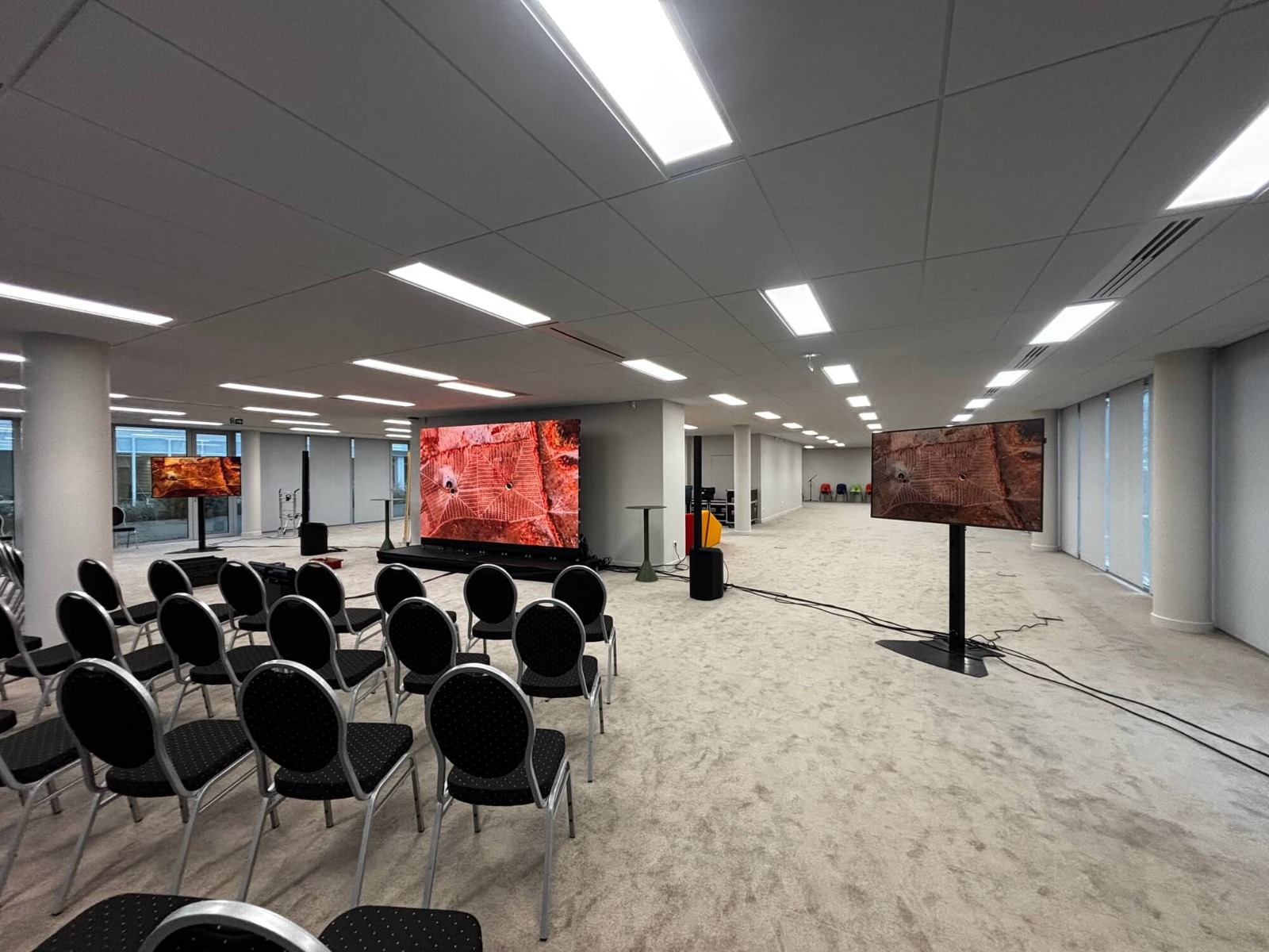 Mise en place d'écrans LED pour diffusion vidéo lors d’un séminaire d’entreprise à Lyon Écrans Samsung et NEC pour diffusion vidéo et présentations lors du séminaire