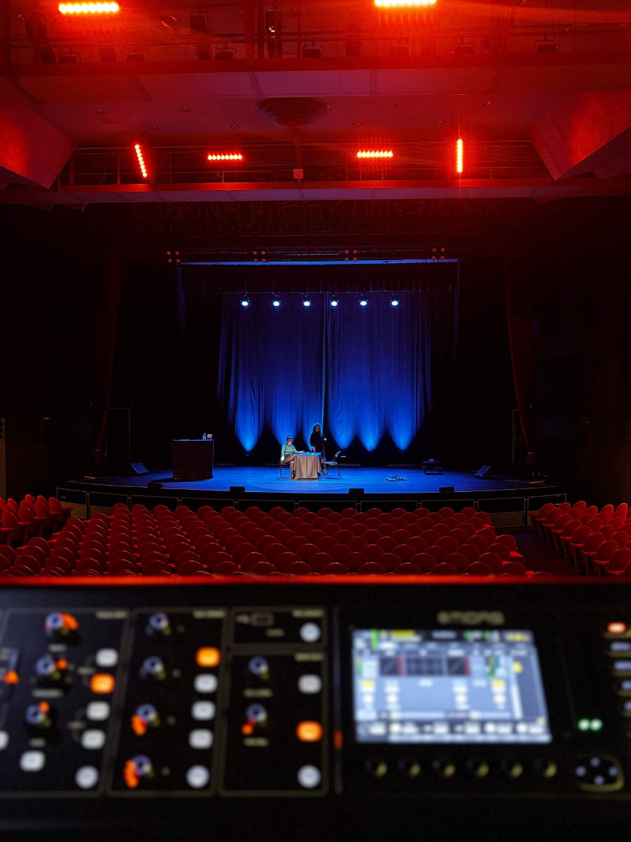 Console lumière GrandMA2 Light pour show professionnel à Lyon La console lumière GrandMA2 Light de MA Lighting pilote l’ensemble du dispositif scénique du spectacle