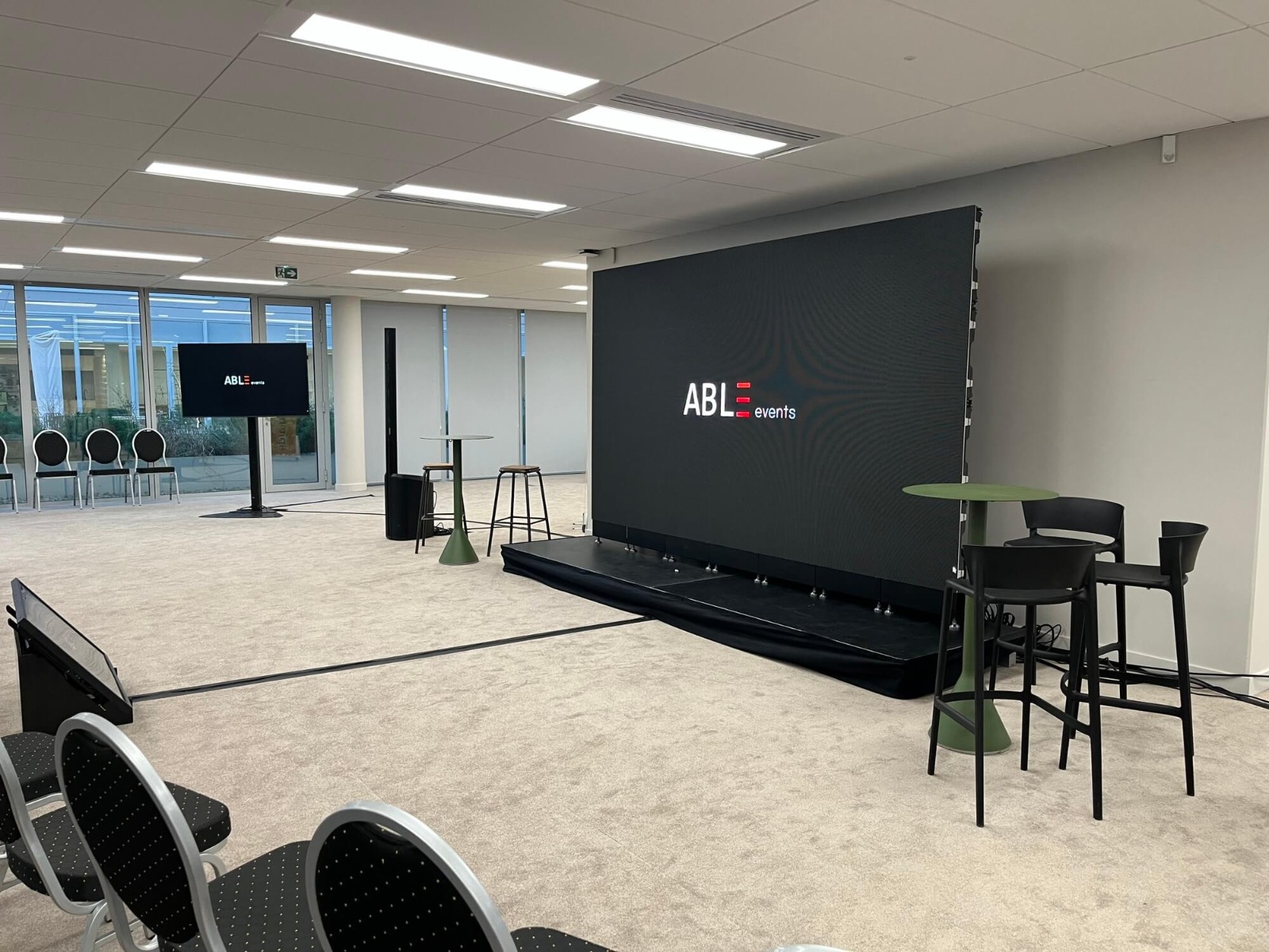 Installation d'un écran LED géant et matériel audiovisuel pour un séminaire d’entreprise Installation d’un écran LED STARMEDIA géant et matériel audiovisuel professionnel pour séminaire d’entreprise
