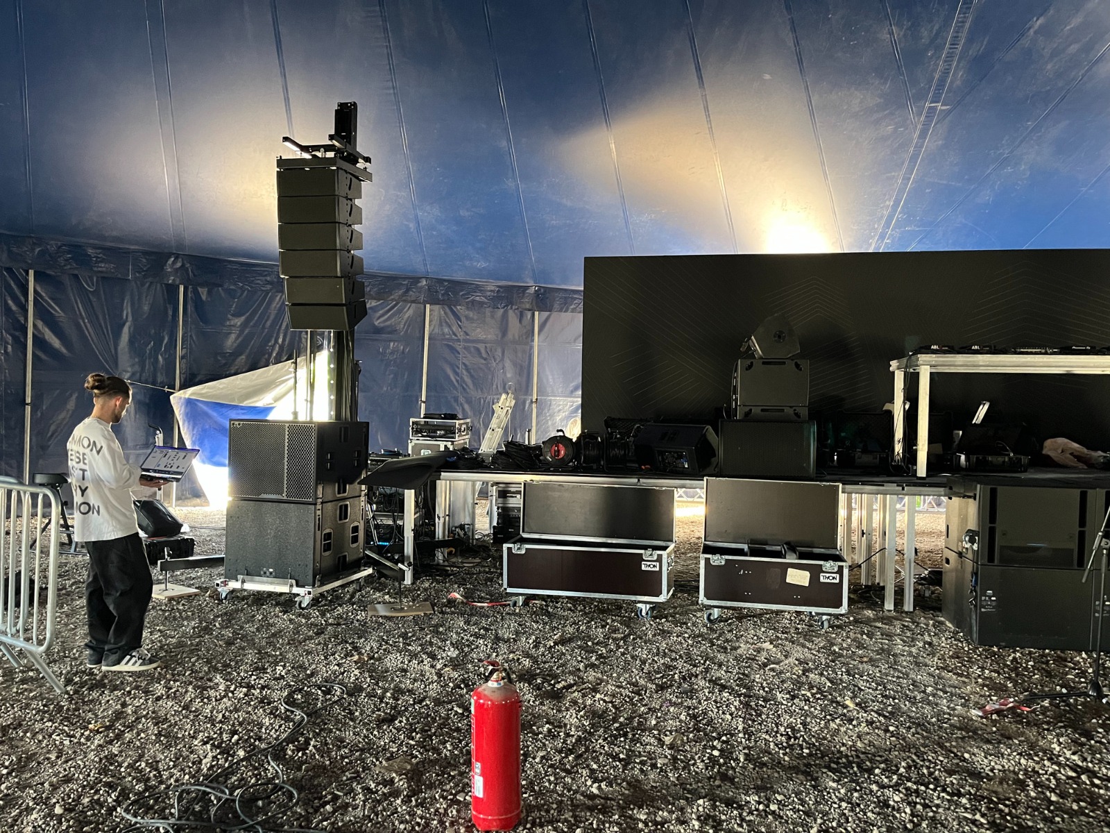 Installation par les techniciens de la scène à un camping de Vias