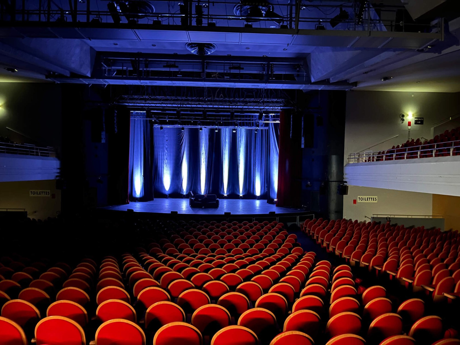 Mise en avant du plateau avec nos projecteurs PAR LED et éclairage de face traditionnels Scène installée par nos techniciens pour un spectacle à la Bourse du Travail à Lyon