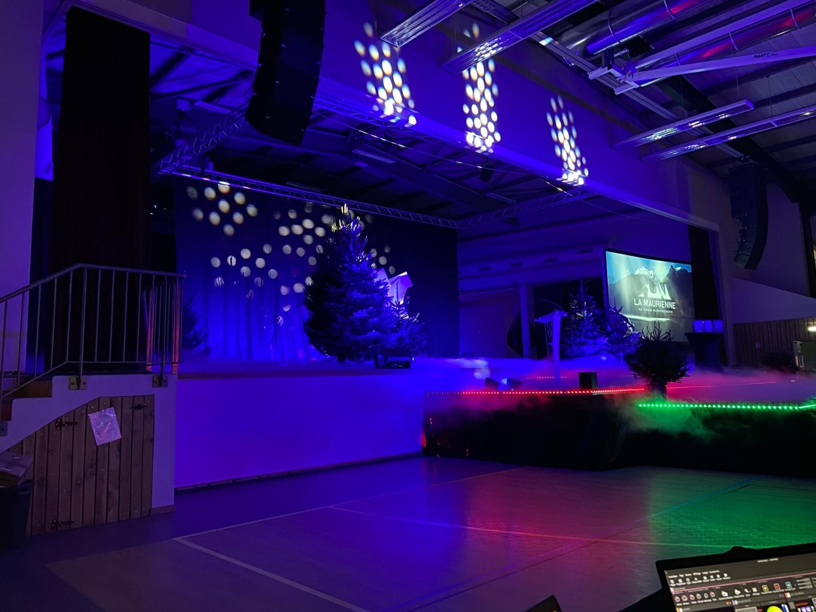 Technicien lumière avec console lumière pour les réglages durant la soirée